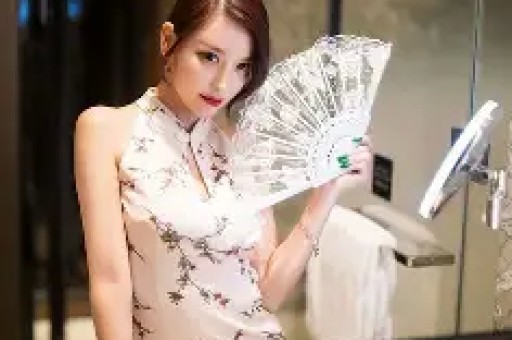 大衣哥朱之文中途罢演引发热议。他在景区登台表演到一半骤然停演并非设备故障而是难以忍受现场高温无法继续演出